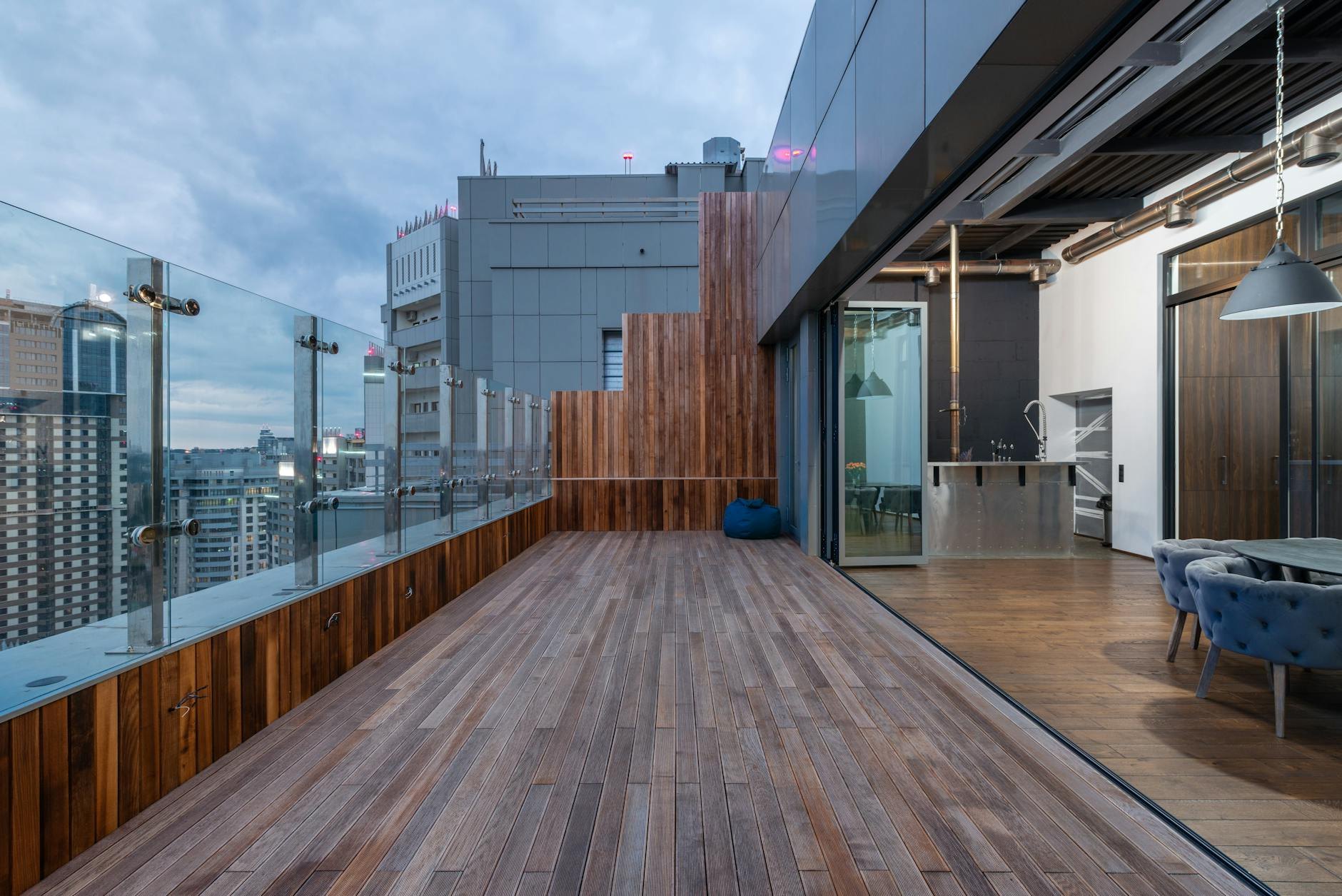 Terraza moderna con banco empotrado y vistas soleadas